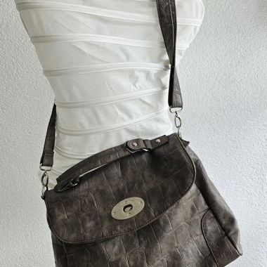 Grau Schultertasche mit Krokodilleder-Effekt