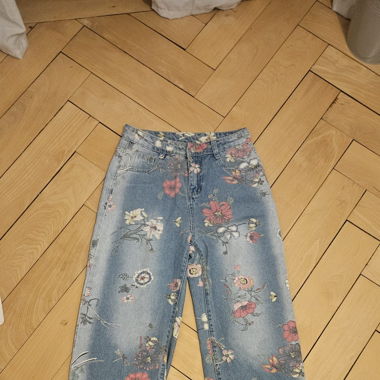 Pantaloni con motivo floreale