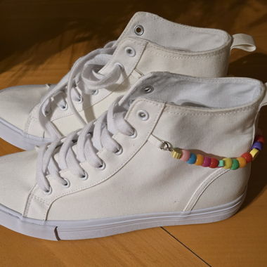 Wunderschöner weisser Sneaker mit Kette.