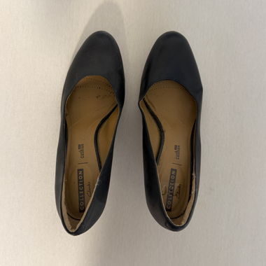 vintage clarks black heeled pumps