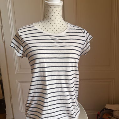 Weisses und schwarzes gestreiftes T-Shirt