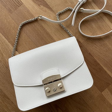 Furla weisse Umhängetasche mit Kette