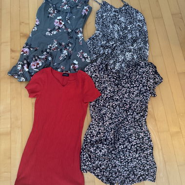 3 Kleider, 1 Jumpsuit, je 7.-, alle für 25.-