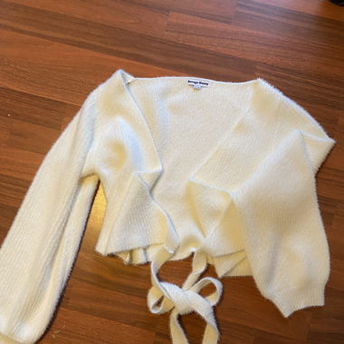 White knitted sweater 