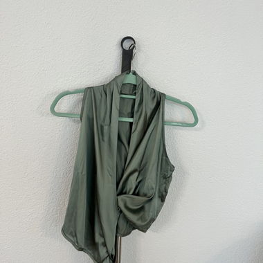 Haut en satin vert olive