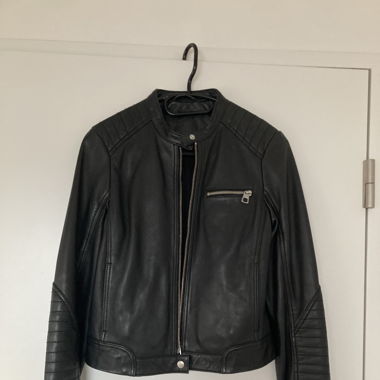 Schwarze Lederjacke