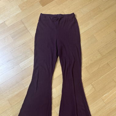 Burgunderrote Stoffhosen