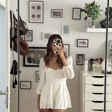 Tutina bianca con spalle scoperte