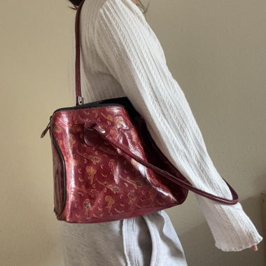 Borsa a tracolla rossa con motivo floreale