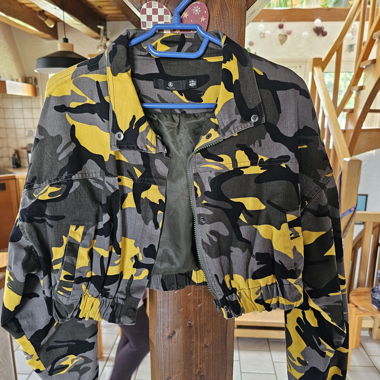 Giacca corta camouflage gialla e grigia