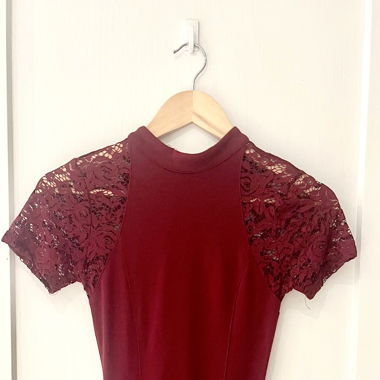 Rotes Kleid mit Spitze