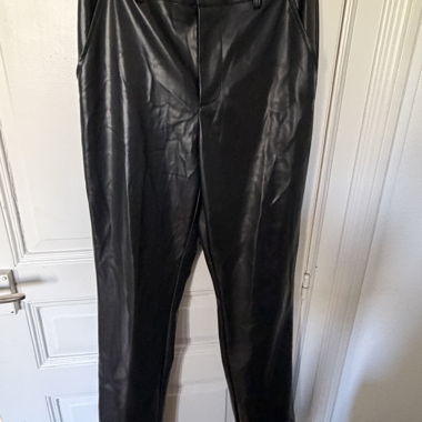 Schwarze Hose aus Kunstleder