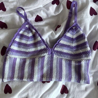 Haut court violet au crochet