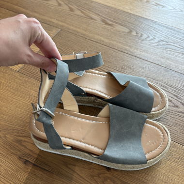 Women’s wedge sandals