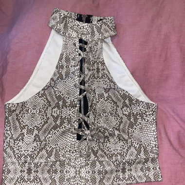 Croptop mit ausschnitt