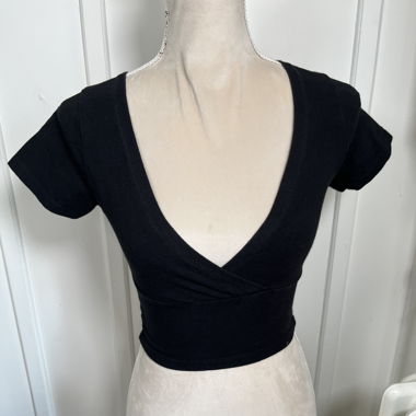 Crop top noir à manches courtes 