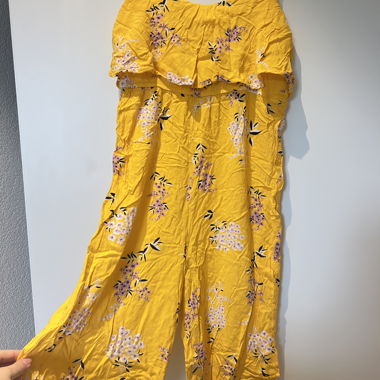 Gelber Sommer-Overall
