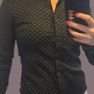 Taillierte Polka-Dot-Bluse in Navy