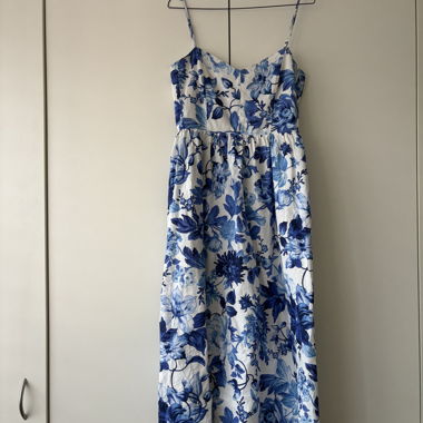 Blaues florales Spaghetti-Kleid