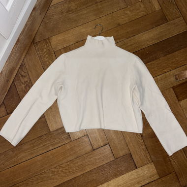 Top bianco cropped con collo alto