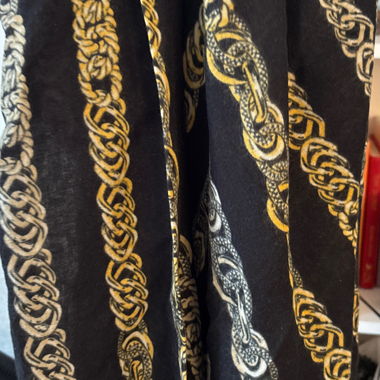 Schwarz goldener Schal