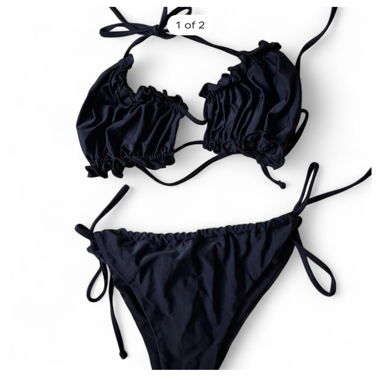 Schwarzer Bikini mit Raffungen