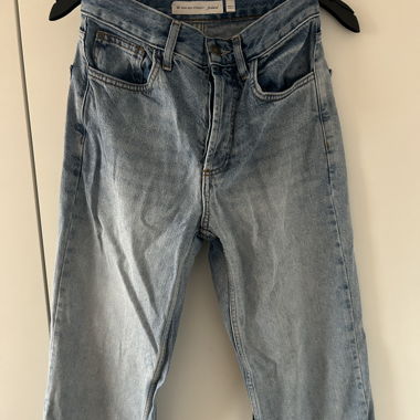 Subdued high rise straight jeans