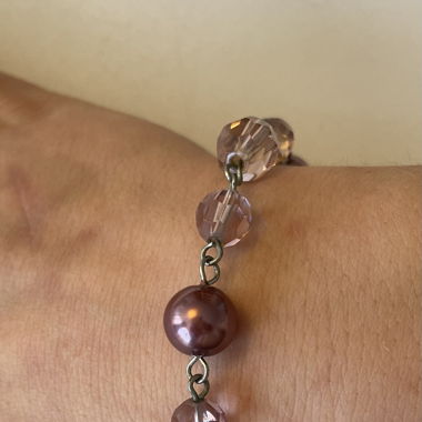Armband mit rosa Perlen