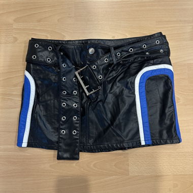 Minigonna in pelle con cintura