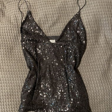 Top nero con paillettes e spalline sottili