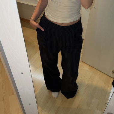 Pantaloni in tessuto blu scuro a righe