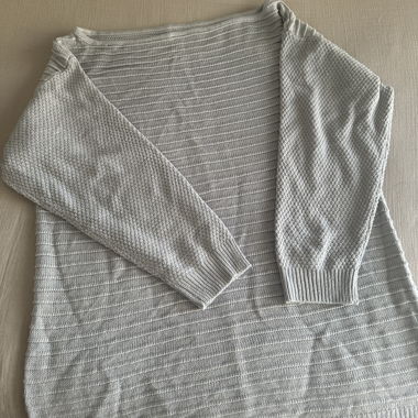 Langer grauer Oversize-Pullover