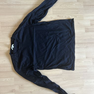 Schwarzes Langarmshirt
