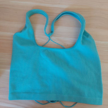 Top corto turquoise con tagli