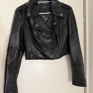 GUESS schwarze Bikerjacke aus Kunstleder
