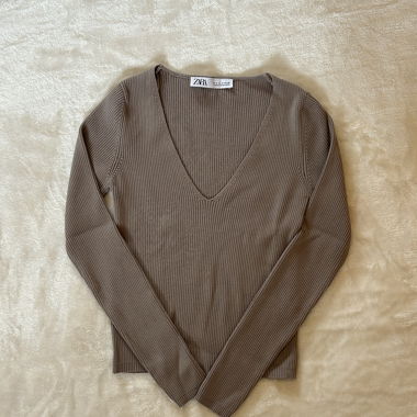 Beiger Langarm-Pullover mit V-Ausschnitt