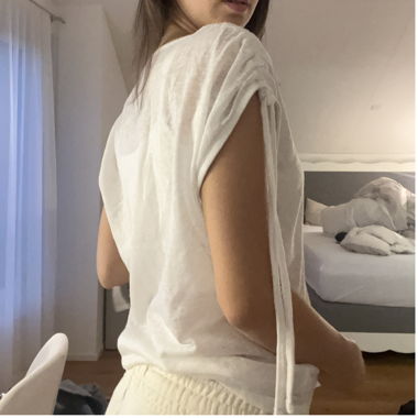 maglietta bianca con dettaglio