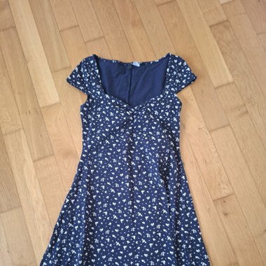 Blaues Kleid mit Blühmchen