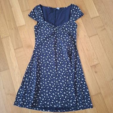 Blaues Kleid mit Blühmchen