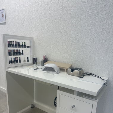 Kompletter Nageltisch mit Zubehör zu verkaufen