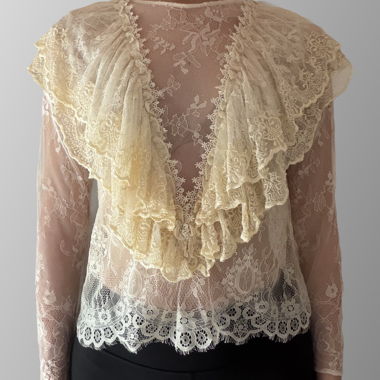 Blusa in pizzo color crema con volant Zara