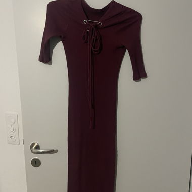 Abito bordeaux con allacciatura