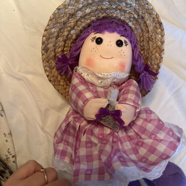 Bambola di stoffa con cappello di paglia, profumo di lavanda viola