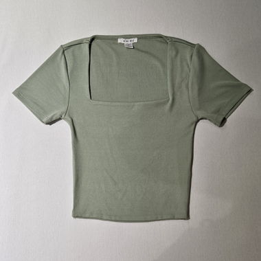 Top a maniche corte con scollo dritto