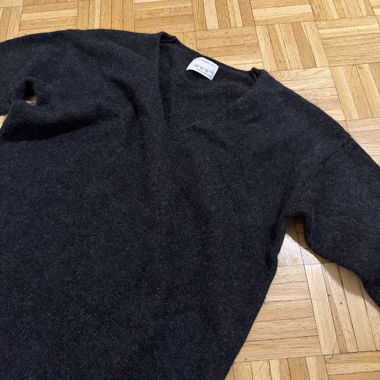Schwarzer Pullover