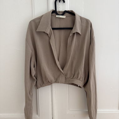 Light low-cut top