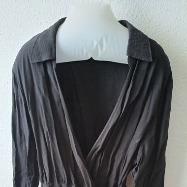 Schwarzes Wickelkleid
