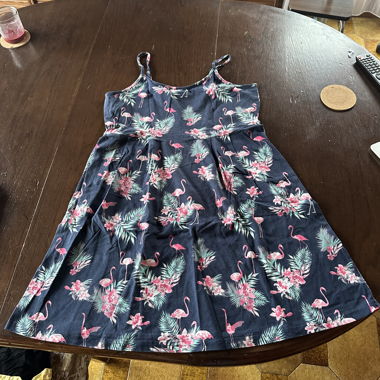 Fliesendes Kleid mit Flamingos