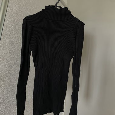 Maglione in maglia a coste nero