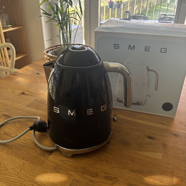Schwarzer smeg. Wasserkocher 1,7 L